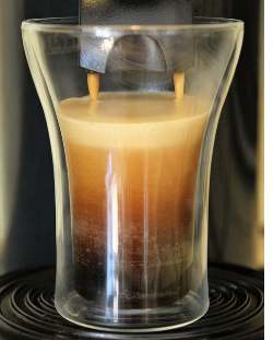 Auch dank der Crema ist der Kaffee aus der Kaffeepadmaschine der Beste im Test.