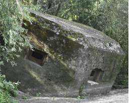 Die Fertiggarage aus Beton als Bunker nutzen.